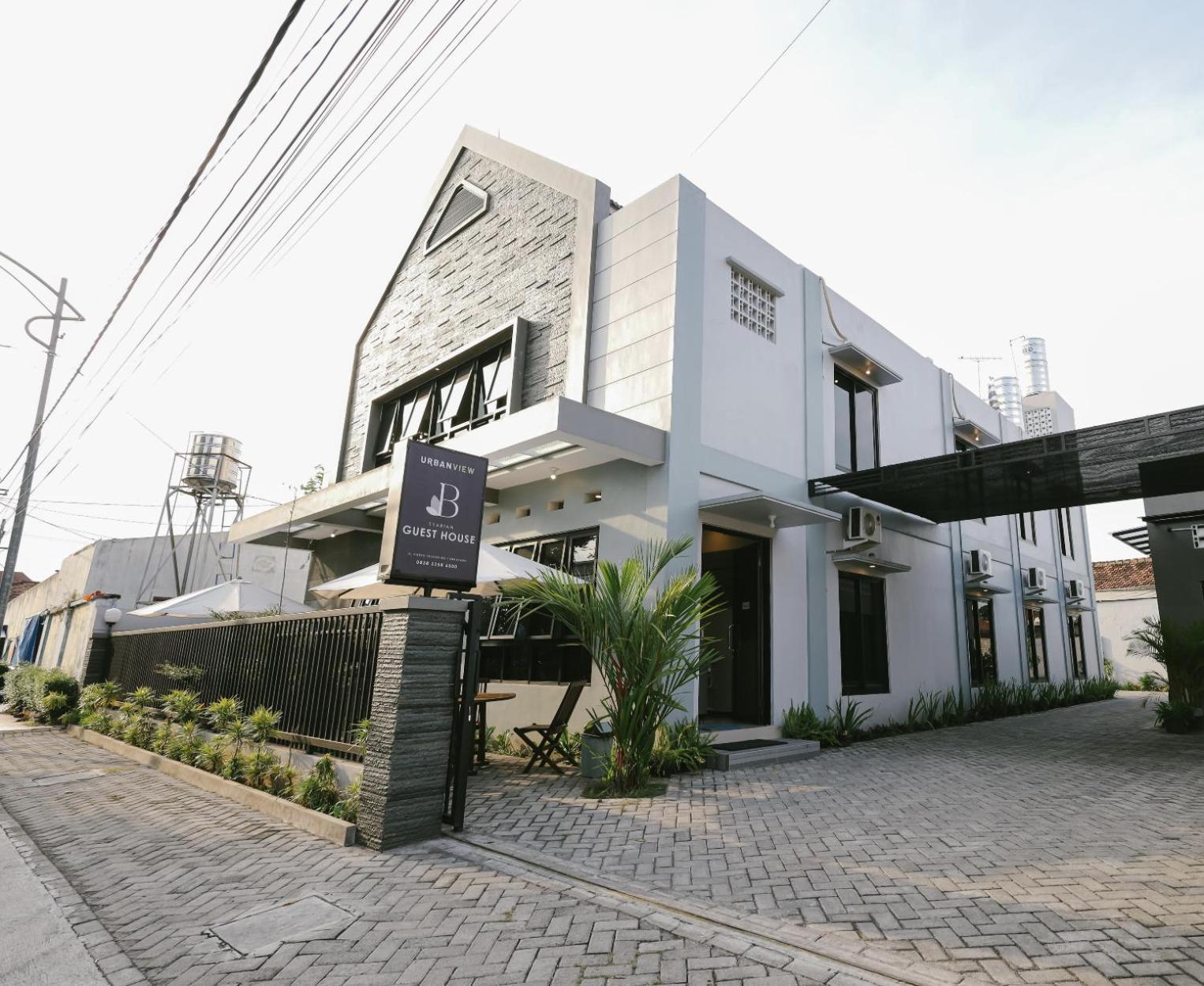 B Syariah Guest House Lumajang Exterior photo